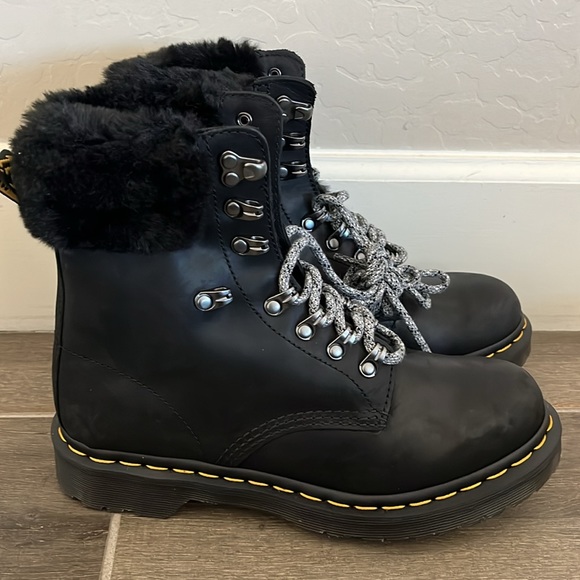 NEW DR MARTENS 1460 Serena Collar Streeter Boots
Women’s Size 8 - Picture 5 of 8